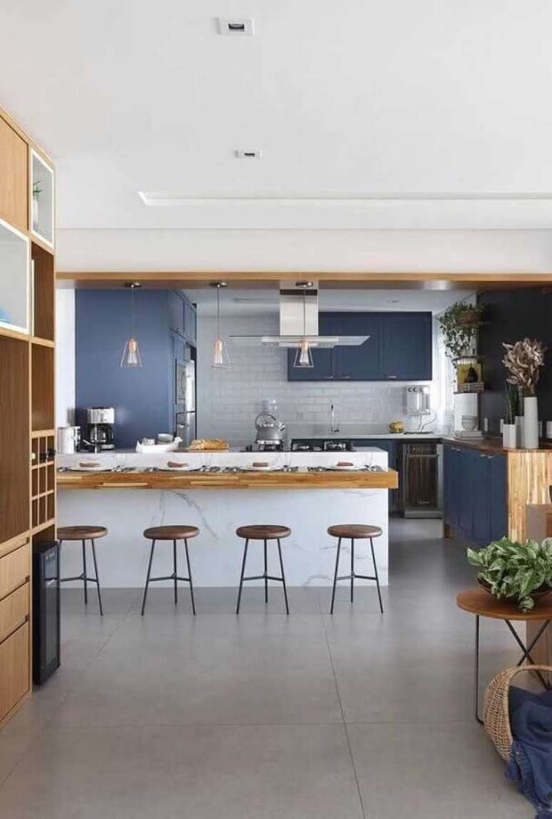 1. Bancada de madeira para ilha de mármore para decoração de sala e cozinha americana azul e branca – Foto: Bianchi e Lima Arquitetura