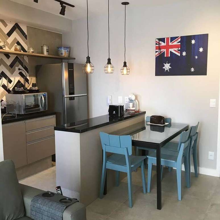 45. Decoração simples com cadeiras azuis para sala e cozinha americana pequena integradas – Foto: Cespeda Arquitetura