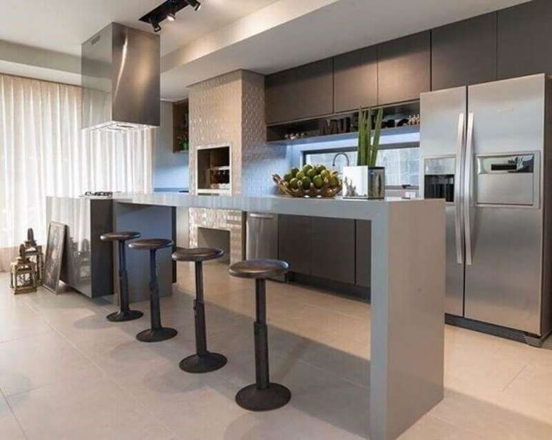 40. Decoração moderna em tons de cinza para casa com sala e cozinha americana – Foto: Ana Mahler