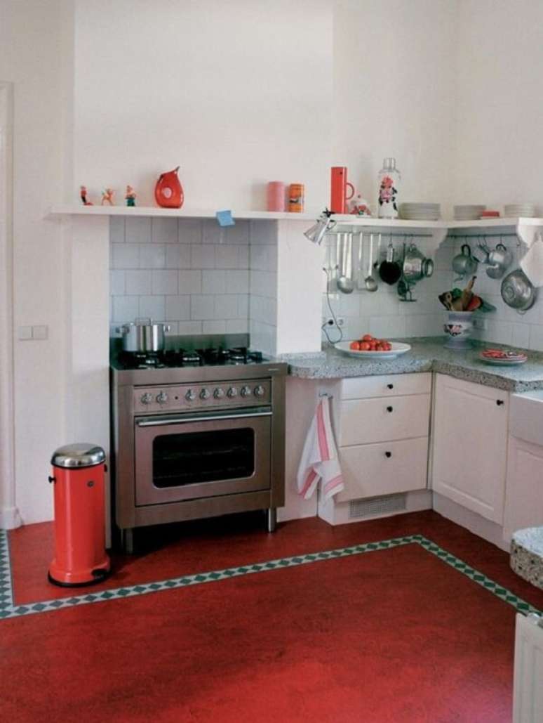 40. Piso queimado vermelho decora a cozinha. Fonte HGTV