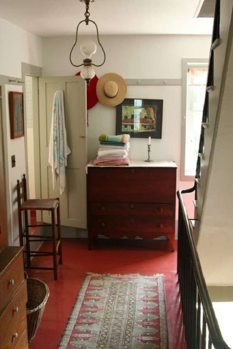 32. O piso vermelho traz personalidade para a decora&ccedil;&atilde;o. Fonte Apartment Therapy
