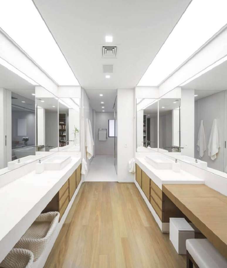 25. Decoração clean para banheiro com piso de madeira grande – Foto: Studio Arthur Casas