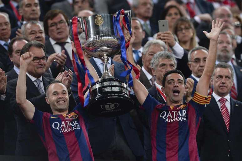 Iniesta e Xavi estão na história do Barcelona como dois dos maiores ídolos do clube (Foto: JOSEP LAGO / AFP)