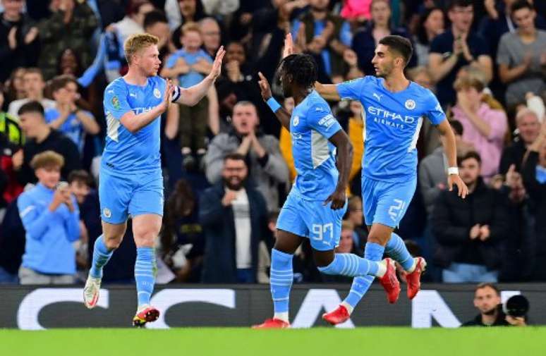 Jogadores do Manchester City comemoram gol na vitória sobre o Wycombe (Foto: PAUL ELLIS / AFP)