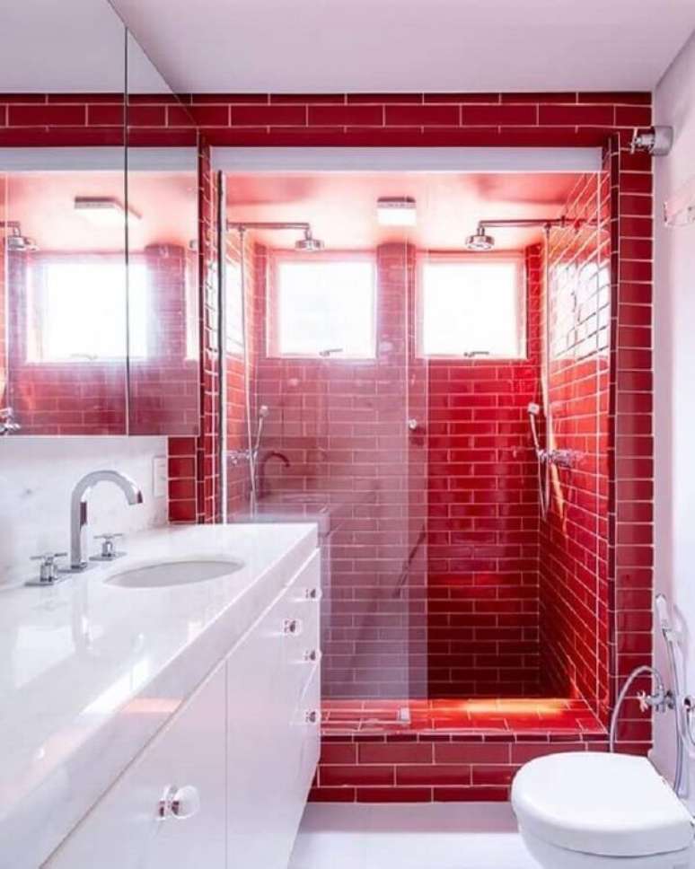 18. Decoração de banheiro com piso vermelho e branco. Fonte: Casa de Valentina