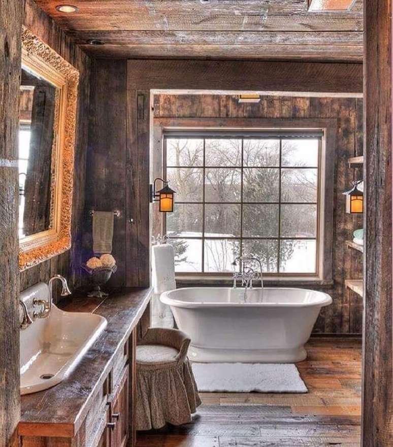 7. Decoração rustica com banheira de imersão para banheiro com piso de madeira – Foto: Zid Interior Design