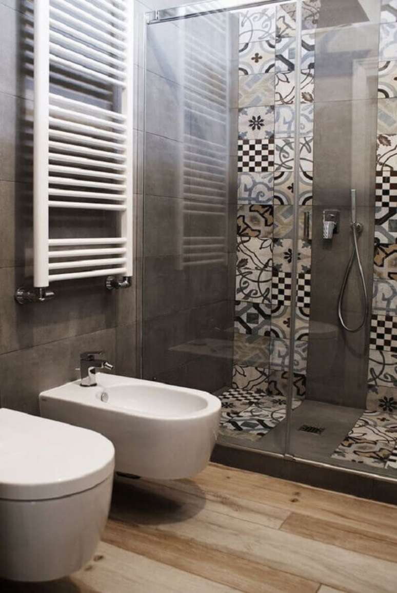 6. Revestimento cinza para decoração de banheiro com piso de madeira moderno – Foto: Voglia di Ristrutturare