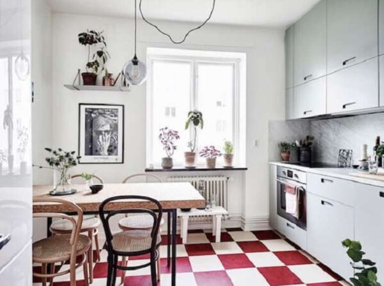 10. Aposte no piso xadrez vermelho. Fonte: My Scandinavian Home