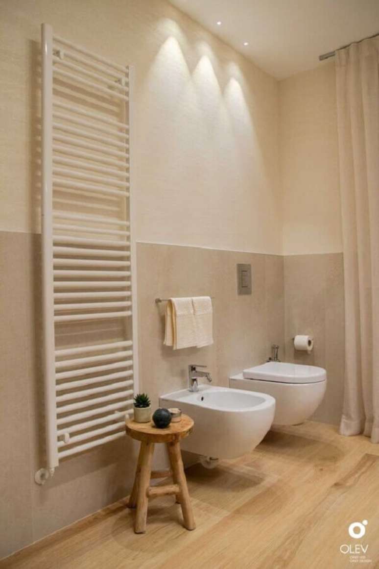 22. Decoração clean para banheiro com piso de madeira e meia parede pintada – Foto: olevlight