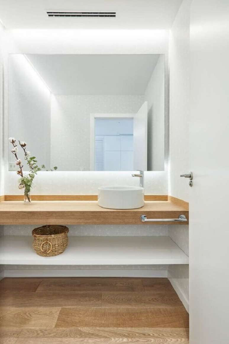 3. Decoração minimalista com bancada planejada para banheiro com piso de madeira – Foto: Homify