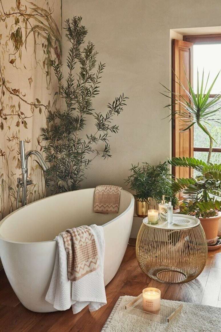 1. Banheira de imersão para decoração de banheiro com piso de madeira – Foto: MiCasa