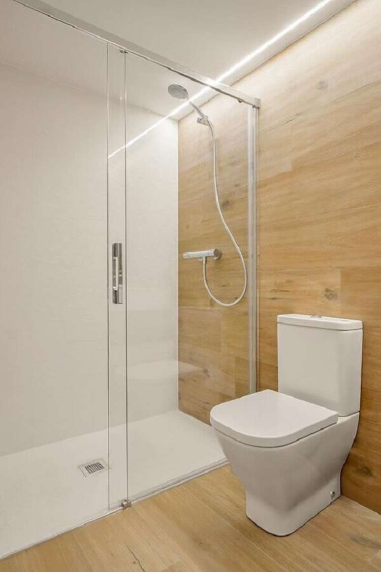 33. Decoração minimalista para banheiro com piso de madeira – Foto: Estúdio Matmata