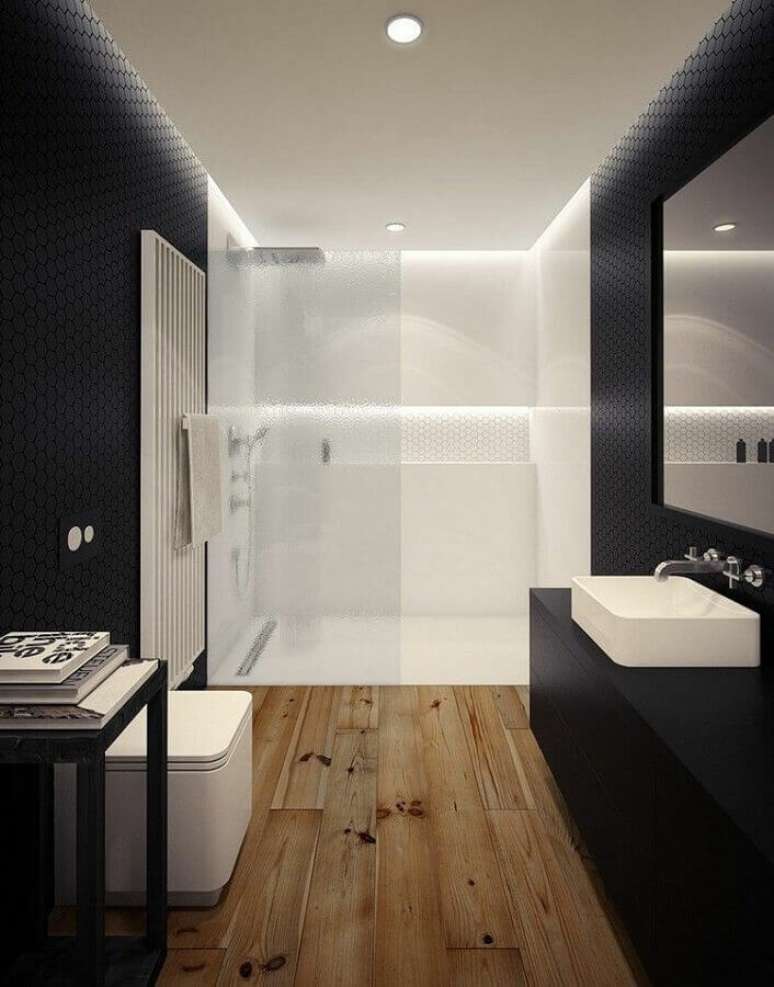39. Decoração moderna em preto e branco para banheiro com piso de madeira – Foto: Deavita