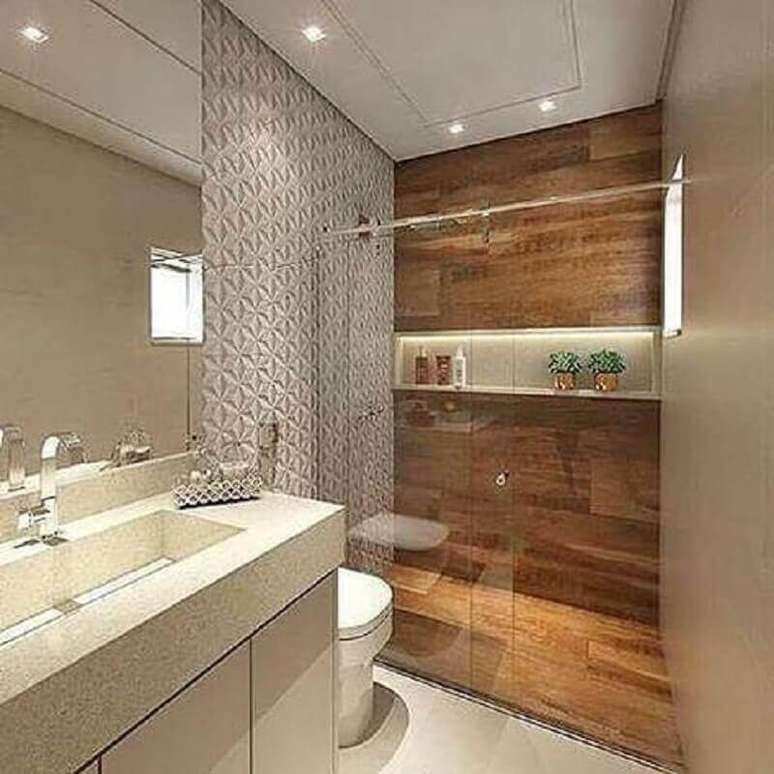 56. Revestimento 3D para decoração de banheiro com piso de madeira no box – Foto: Fênix Engenharia e Arquitetura