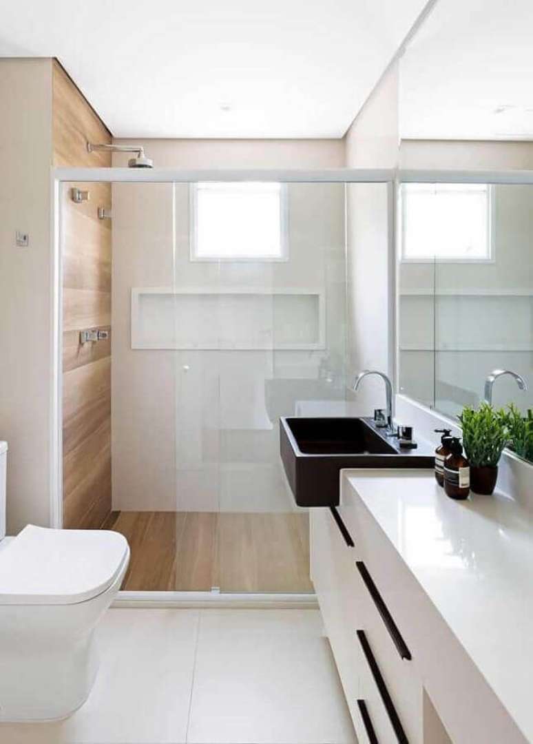 2. Decoração clean com cuba preta para banheiro pequeno com piso de madeira – Foto: HH Arquitetura e Interiores