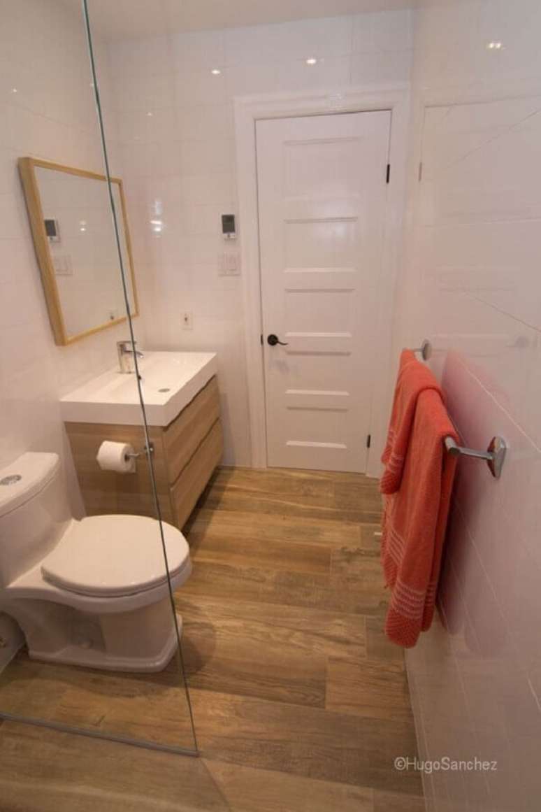 47. Decoração simples para banheiro pequeno com piso de madeira – Foto: Ceramiques Hugo Sanchez Inc