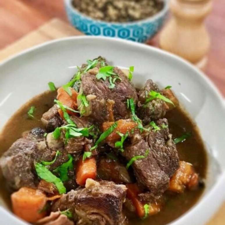 Aprenda como fazer Boeuf Bourguignon na cozinha.