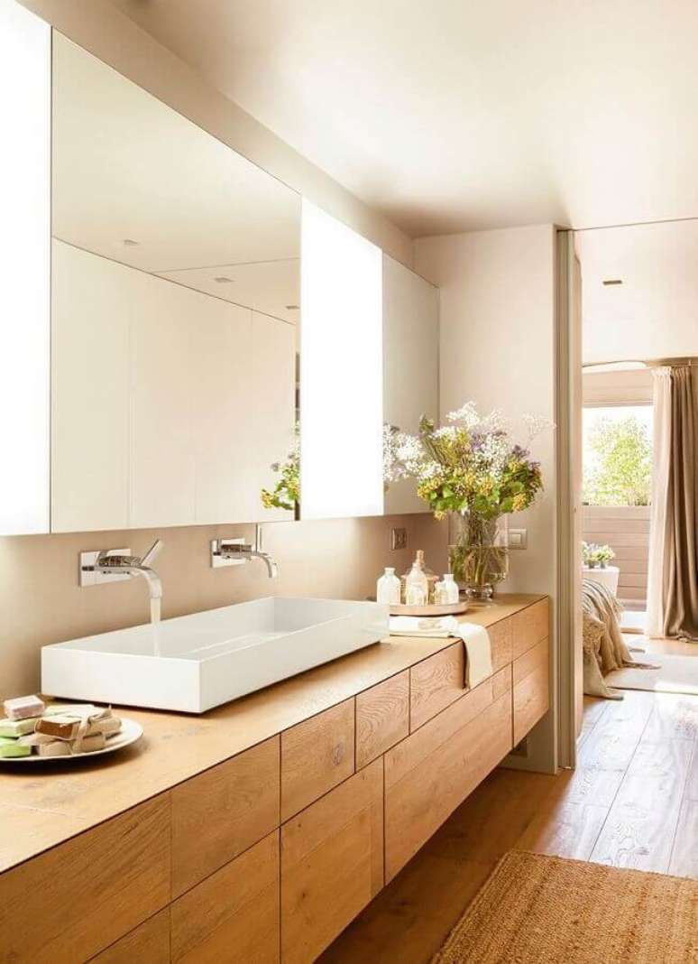 19. Cores neutras para decoração de banheiro com piso de madeira planejado – Foto: El Mueble