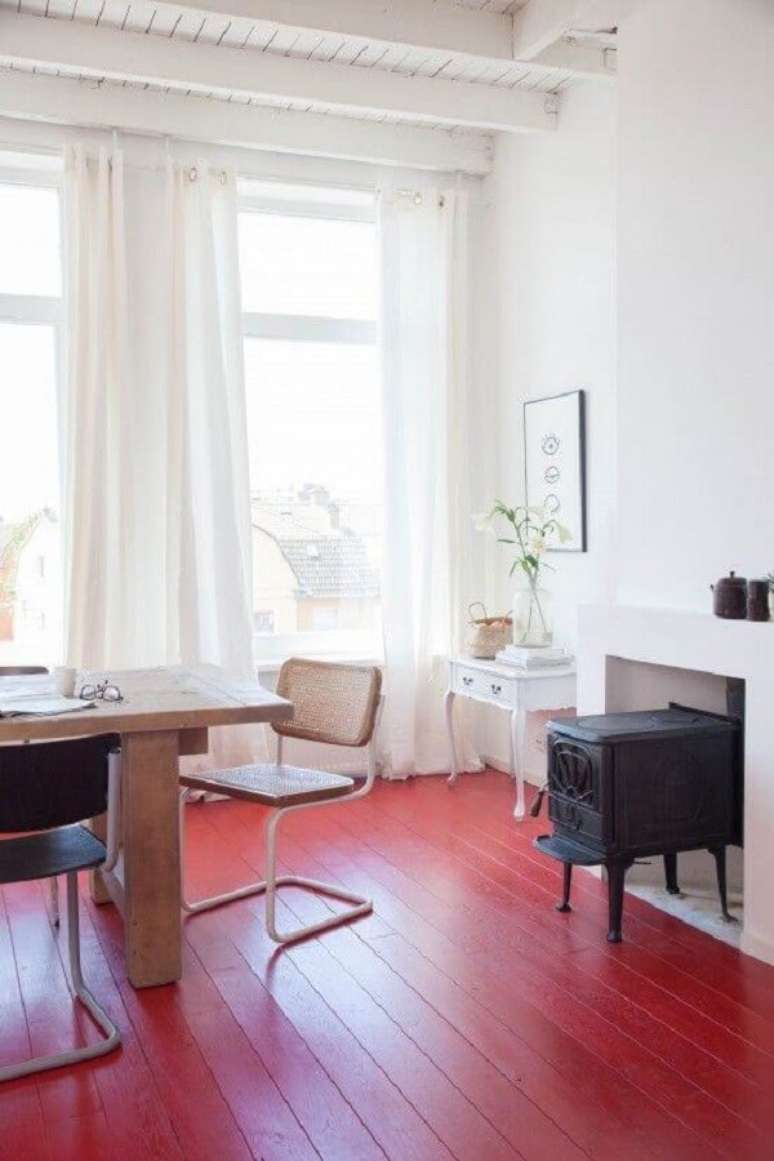 49. Sala de jantar com piso pintado vermelho. Fonte Avenye Life Style