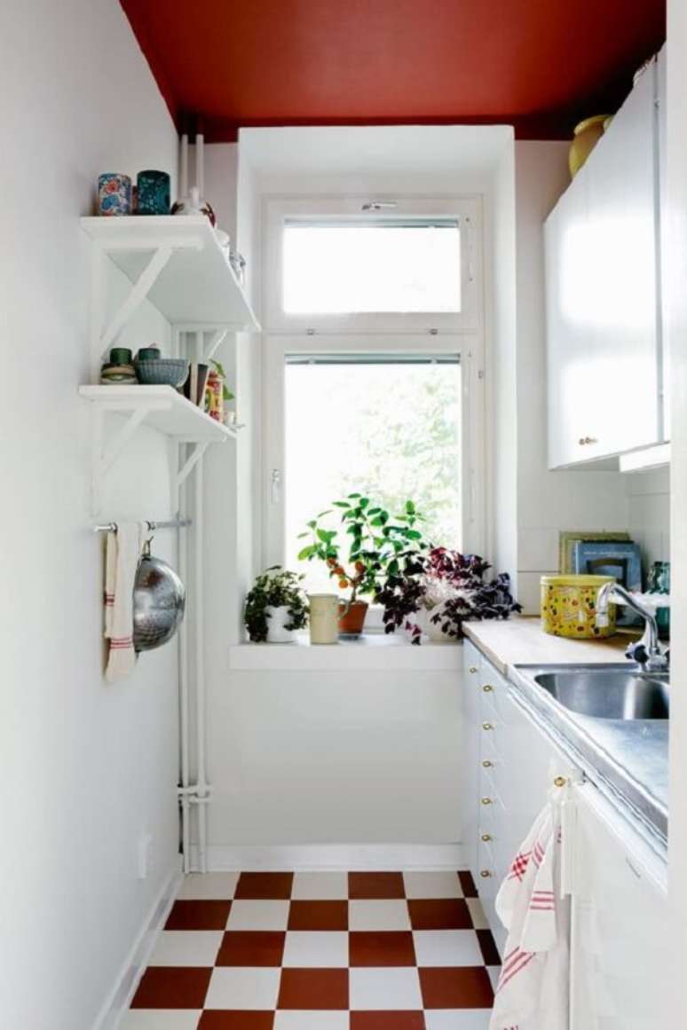 16. Cozinha compacta com piso vermelho xadrez. Fonte: Hus & Hem