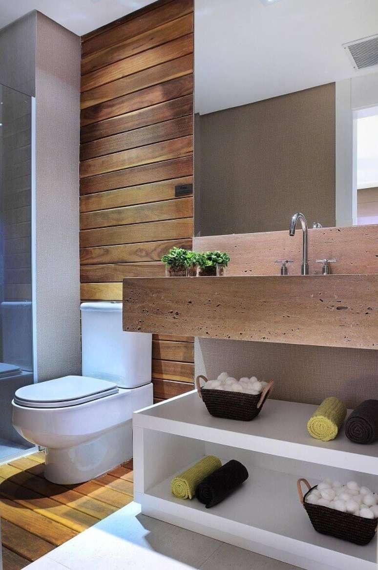 41. Decoração moderna para banheiro com piso de madeira e bancada planejada – Foto: Houzz