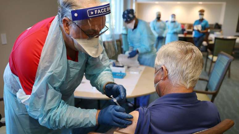 Vacinação nos Estados Unidos estacionou e encontra resistência em alguns grupos, influenciados por movimentos antivacina