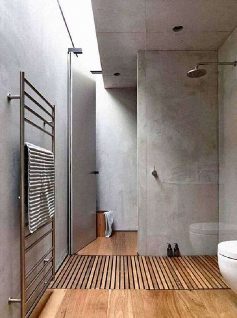 37. Decoração moderna com parede de cimento queimado para banheiro com piso de madeira – Foto: Home Fashion Trend