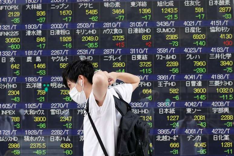 Homem passa por painel eletrônico com informações acionárias em uma corretora em Tóquio
01/09/2021. 
REUTERS/Kim Kyung-Hoon