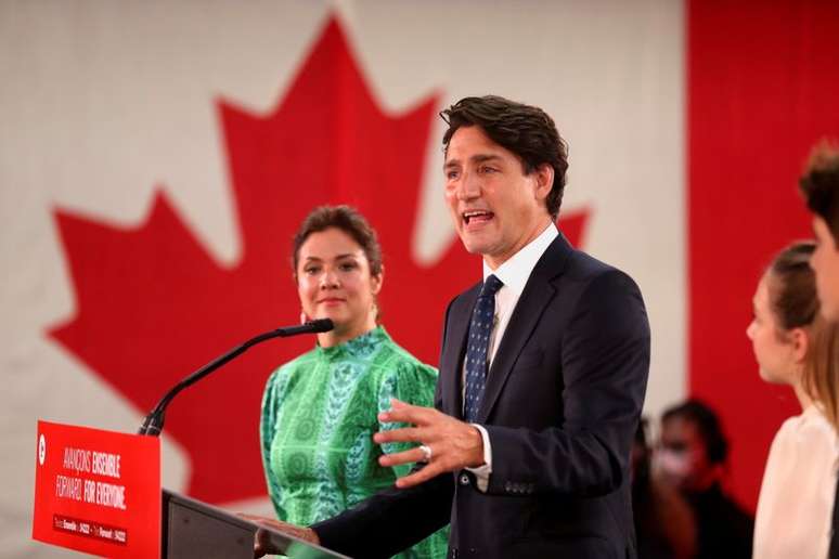 Primeiro-ministro do Canadá, Justin Trudeau, discursa para apoiadores em Montreal após vitória nas eleições
21/09/2021 REUTERS/Christinne Muschi