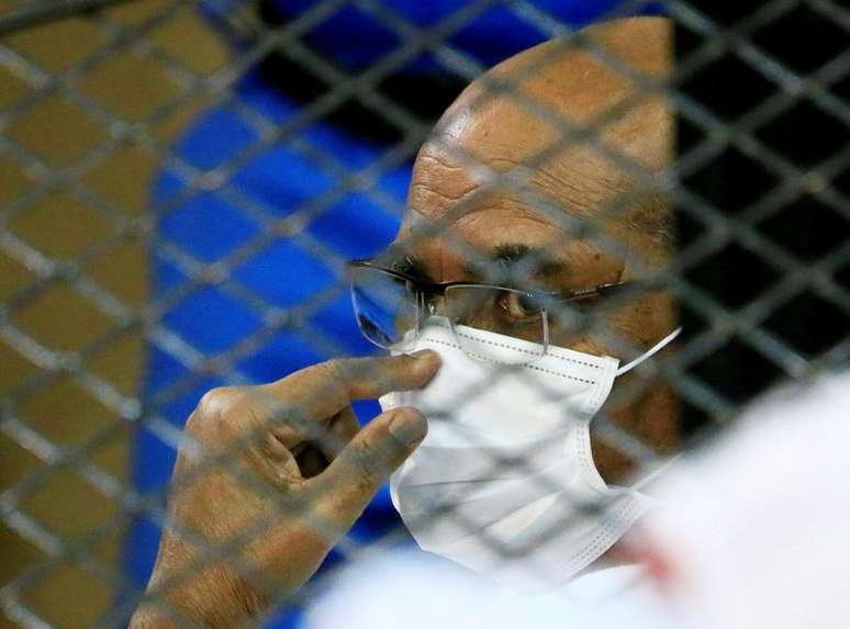 Presidente deposto do Sudão Omar al-Bashir durante julgamento em tribunal de Cartum
15/09/2020
REUTERS/Mohamed Nureldin Abdallah