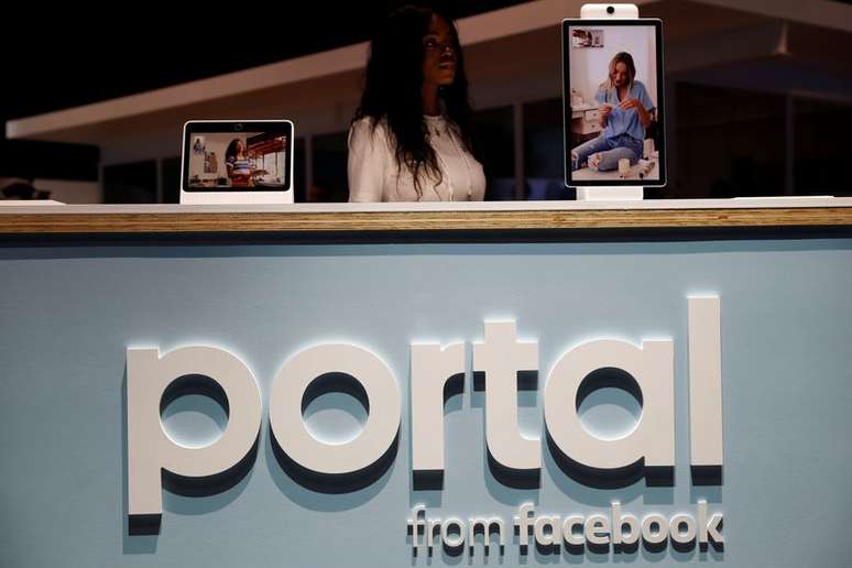 Exposição de dispositivo de video chamadas Portal, do Facebook. 30/4/2019. REUTERS/Stephen Lam