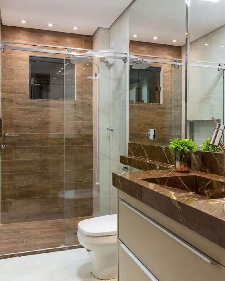 10. Bancada de mármore marrom para decoração de banheiro com piso de madeira Foto Emily Streck