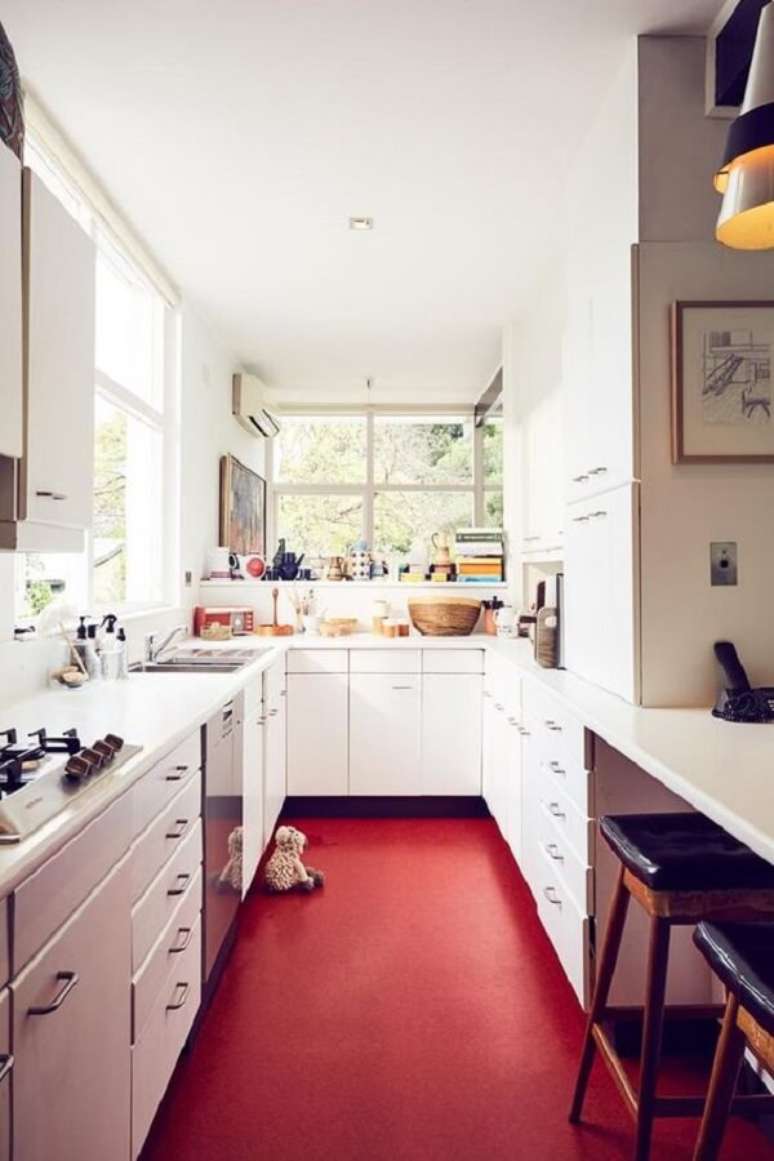 15. Cozinha compacta clean com piso vermelho. Fonte: Homes To Love AU