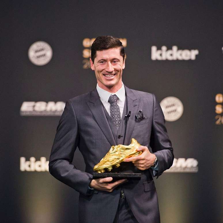 Lewandowski recebeu o troféu Bola de Ouro nesta terça-feira Reprodução Instagram @_rl9