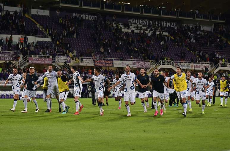 Jogadores da Inter correm pra saudar torcedores após a vitória desta terça-feira 