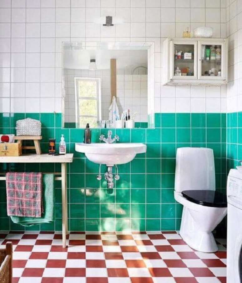 25. Este banheiro usa os pisos antigos para gerar contraste no ambiente. Fonte: Kitchen Bath Design Center