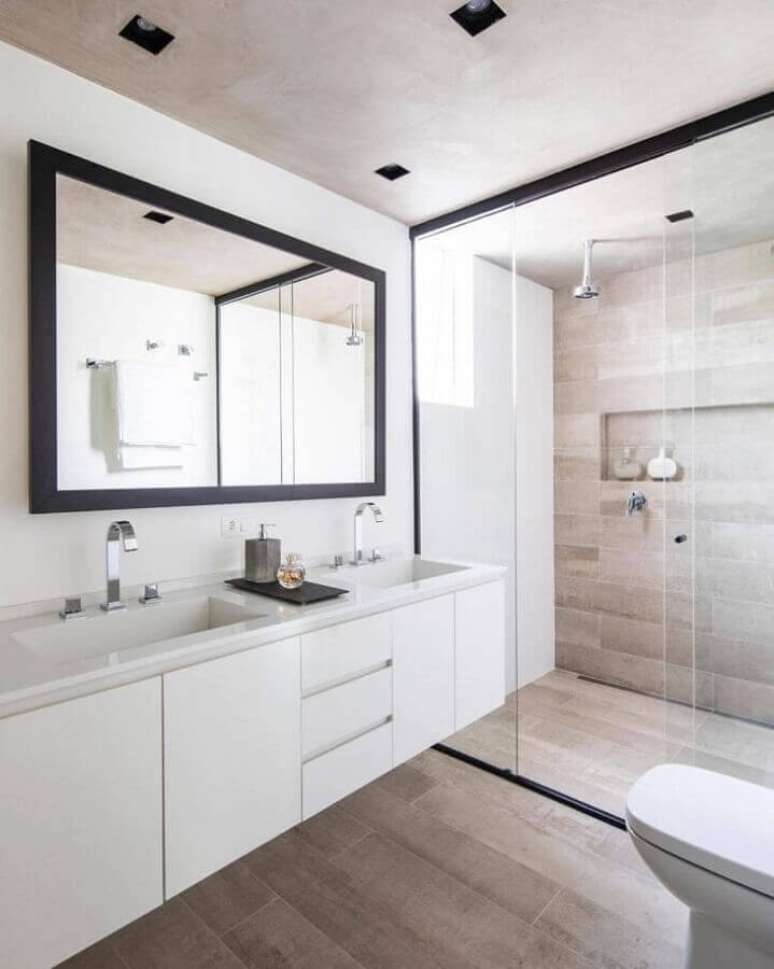 28. Decoração de banheiro com piso de madeira e gabinete branco suspenso – Foto: Conrado Ceravolo