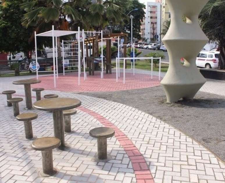 11. &Aacute;rea p&uacute;blica com piso de concreto. Fonte: Construindo Decor