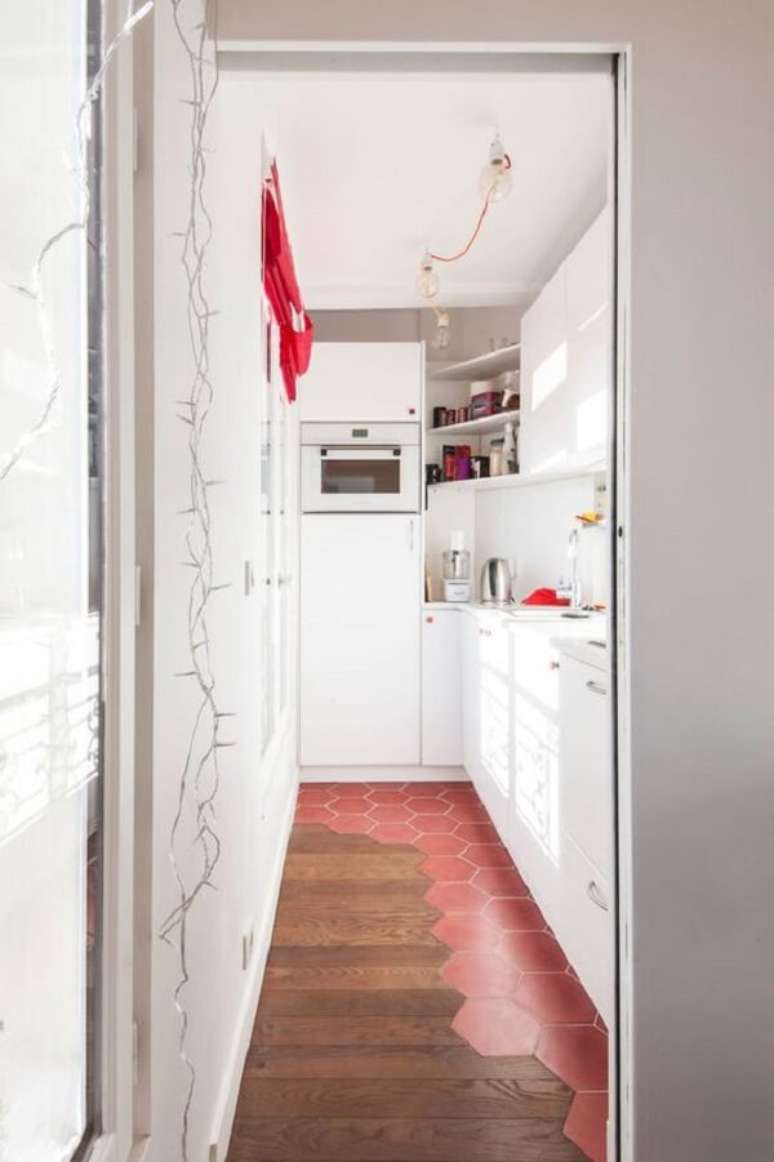 47. Piso vermelho e madeira se misturam no revestimento da cozinha. Fonte: C&ocirc;t&eacute; Maison