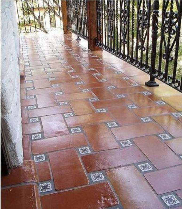 42. Pisos antigos vermelhos s&atilde;o grandes cl&aacute;ssicos. Foto Rustico Tile and Stone