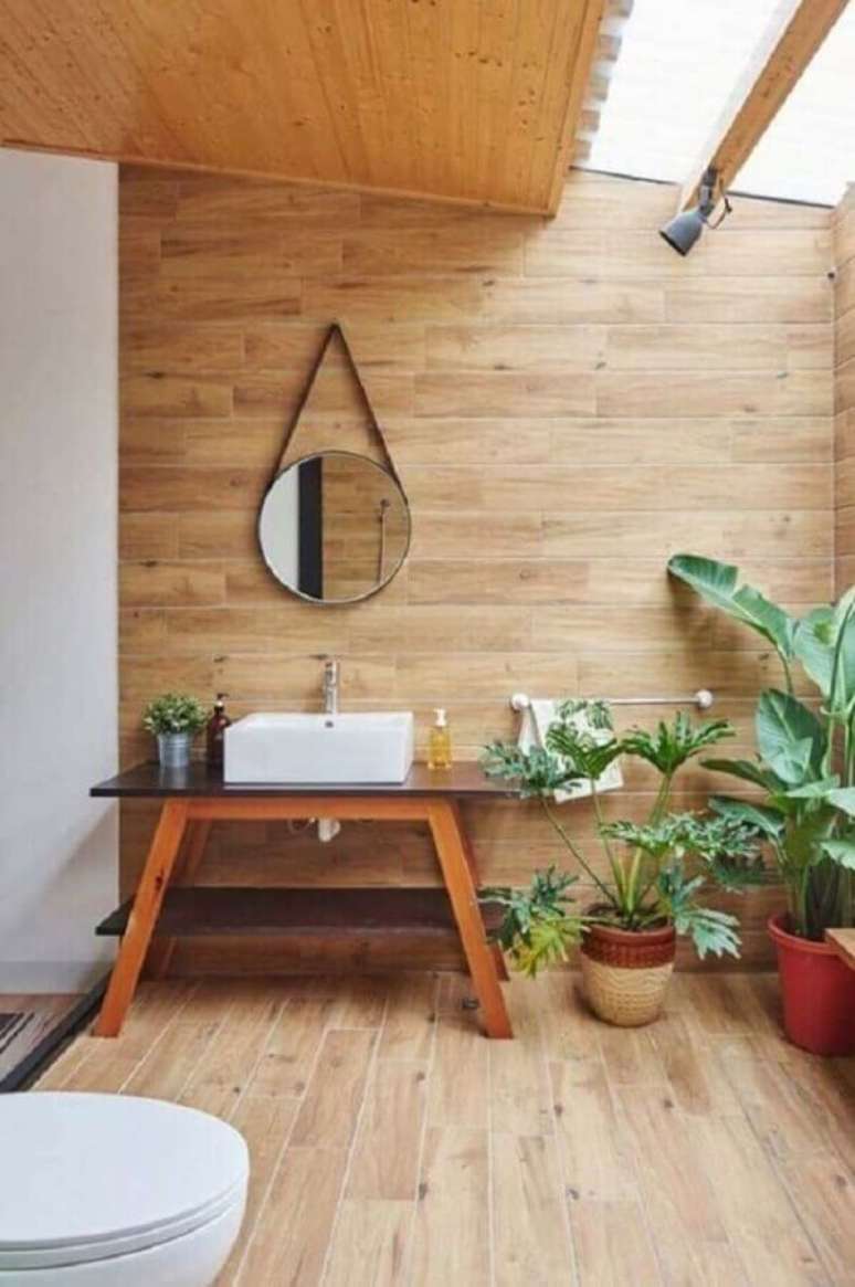 58. Vasos de plantas para decoração de banheiro com piso de madeira – Foto: Decor Fácil