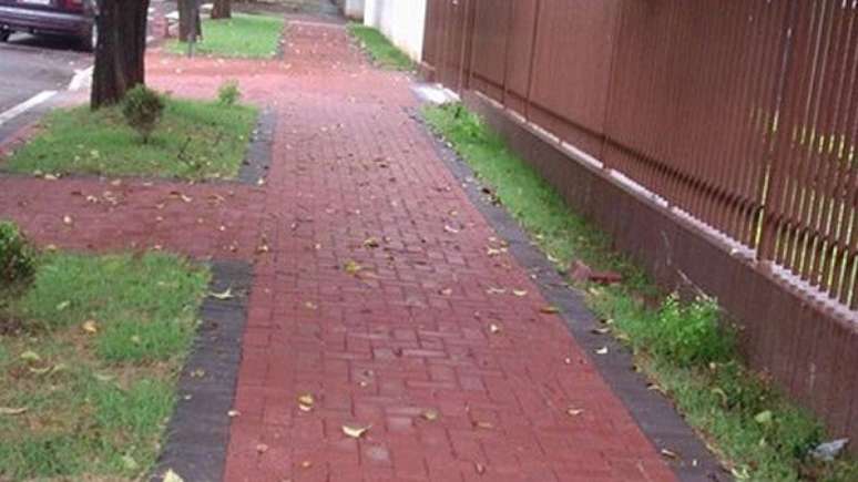 39. Piso intertravado vermelho para cal&ccedil;ada. Fonte Grupo Iva&iacute;