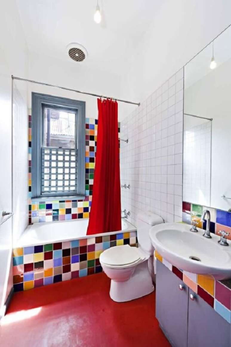 13. Banheiro com piso vermelho. Fonte: Nelson Alexander