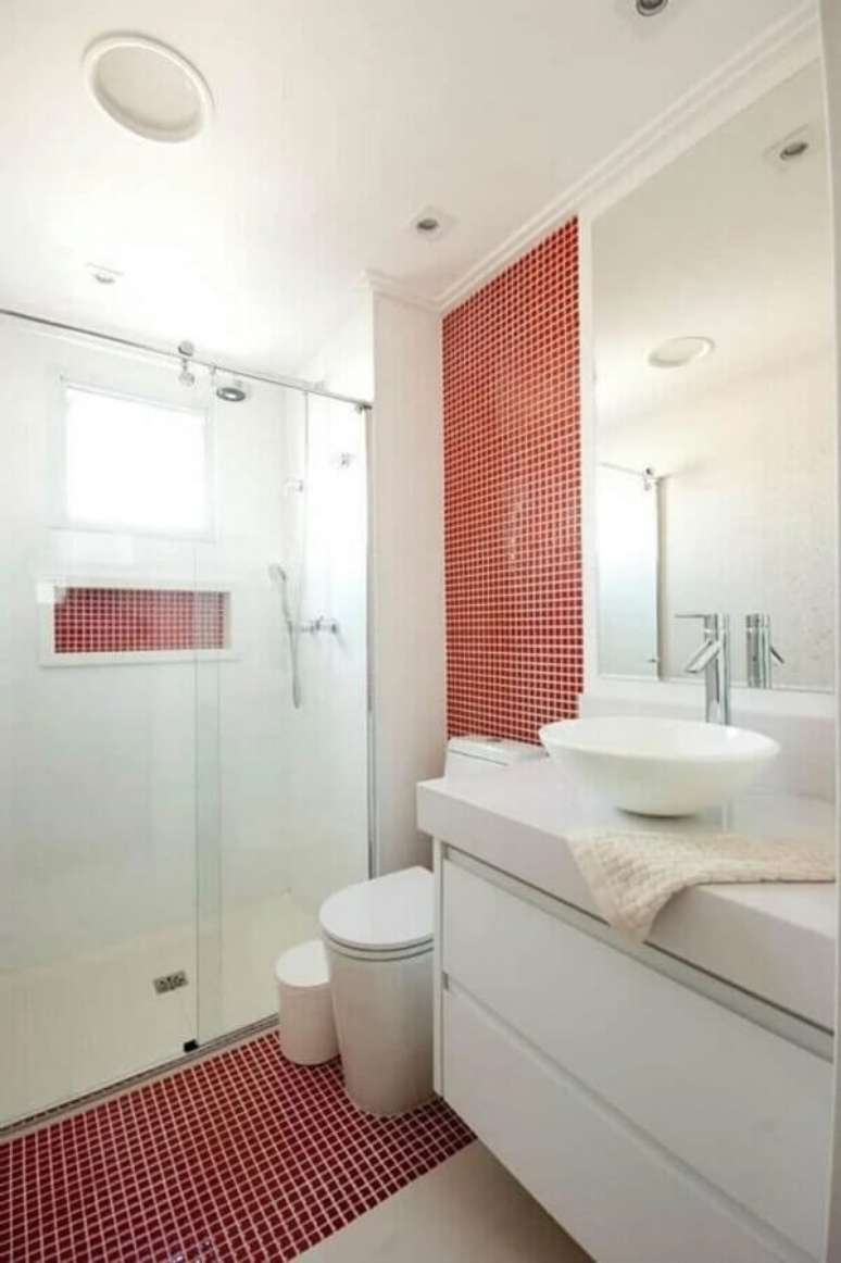 12. Banheiro com piso vermelho e branco. Fonte: Proaro Brasil Arquitetura