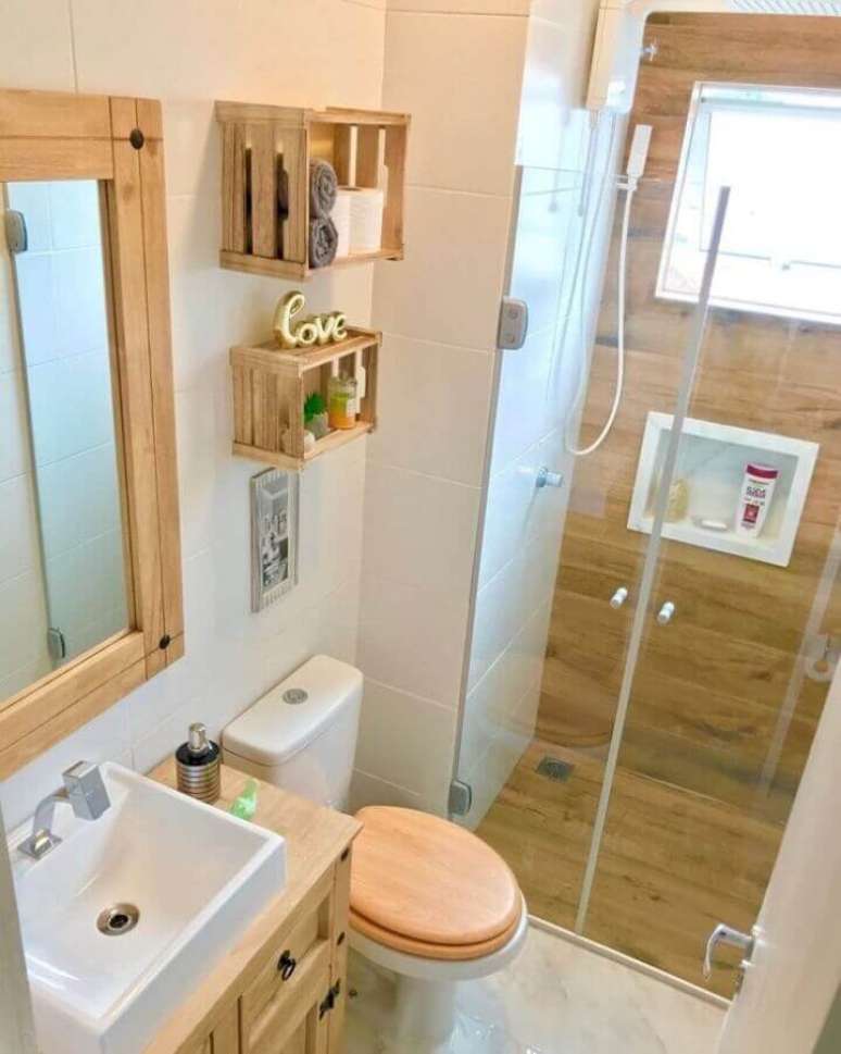 5. Decoração simples para banheiro com piso de madeira no box – Foto: Apto 304 by Pierre