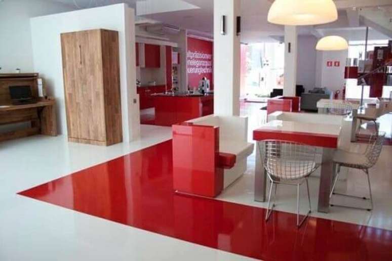 5. Projeto com piso vermelho e branco feito com porcelanato l&iacute;quido. Fonte: Montante