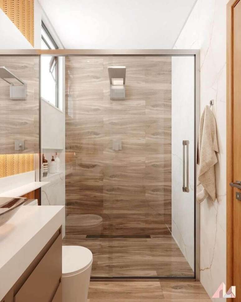 44. Decoração moderna para banheiro pequeno com piso de madeira – Foto: Paloma Rodrigues
