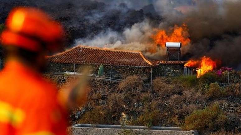 Casa sendo destruída pelo fogo em La Palma
