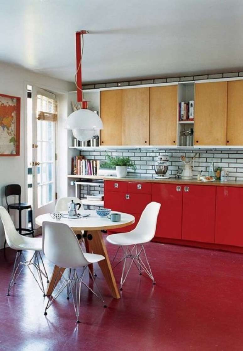 37. Piso e arm&aacute;rios com a cor em equil&iacute;brio com o restante da composi&ccedil;&atilde;o. Fonte Decor F&aacute;cil