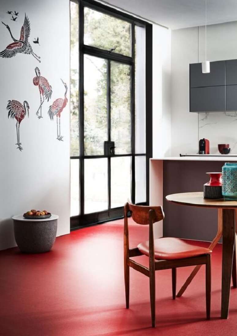 21. A cor vermelha est&aacute; associado &agrave; energia e poder. Fonte: Real Homes